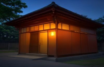 笔记本电脑屏幕上展示多标签对比页面的桌面办公场景