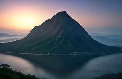 笔记本电脑屏幕上展示多标签对比页面的桌面办公场景